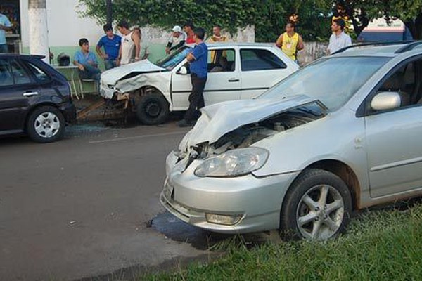 Acidente envolve 3 veículos na Av. Piauí e moradores pedem providências