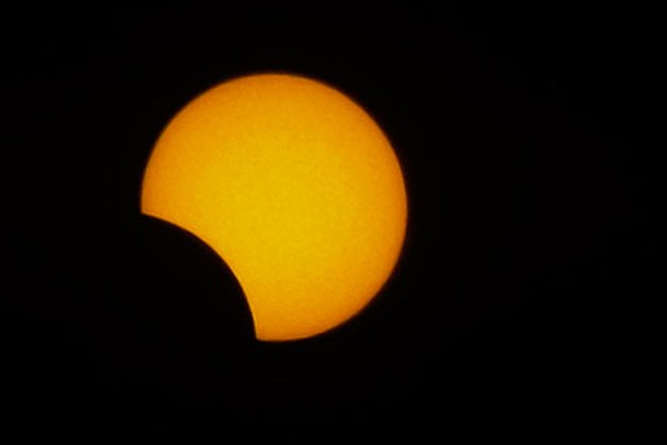 Imagens com filtro mostram como foi o eclipse no céu de Patos de Minas