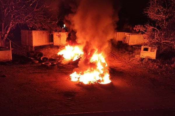 Suposto incêndio criminoso mobiliza Corpo de Bombeiros pela terceira vez em depósito de pneus