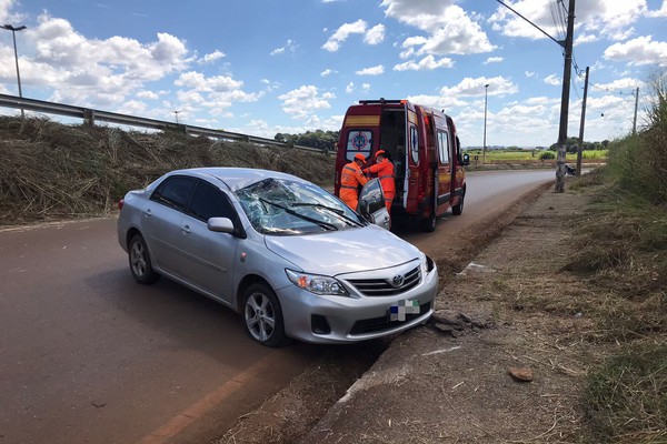 Motorista é encaminhado ao hospital depois de capotar veículo no Trevo da Pipoca em Patos de Minas
