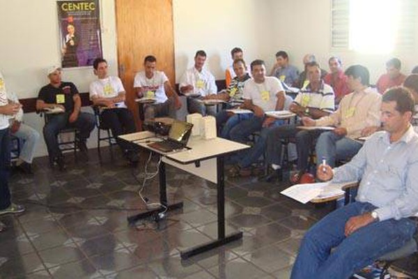 Mototaxistas voltam para a sala de aula para regulamentar a profissão em Patos de Minas