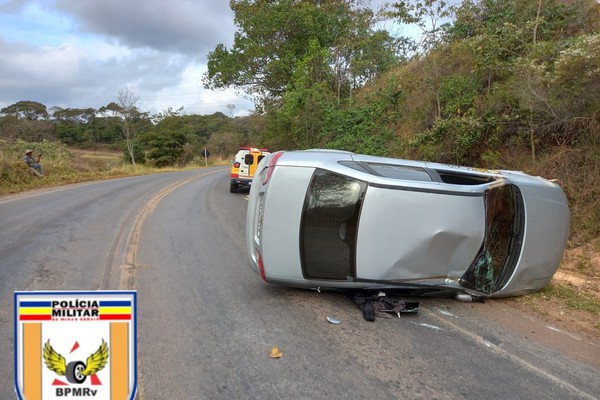 Motorista sofre acidente após cair em buraco, bater em barranco e capotar na MG-235 em São Gotardo