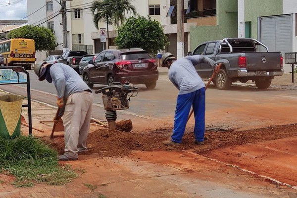 Obras em rede de esgoto da Copasa no centro de Patos de Minas causam transtorno no trânsito