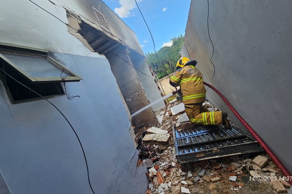 Morador morre carbonizado em incêndio em residência na cidade de Araxá; causas serão investigadas