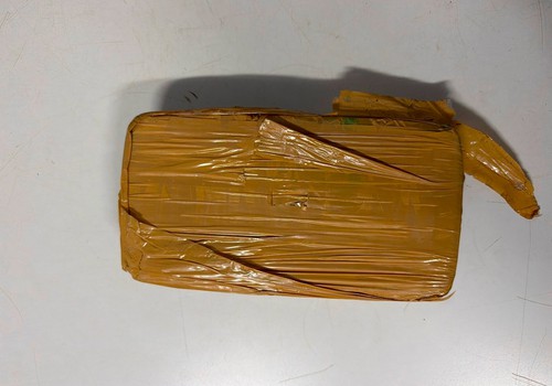 Motorista tenta fugir da PM, bate em monte de areia e é preso com barra de crack em Patos de Minas