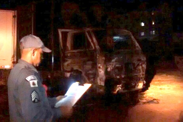 Caminhão tem cabine destruída por incêndio que pode ter sido criminoso em Patos de Minas