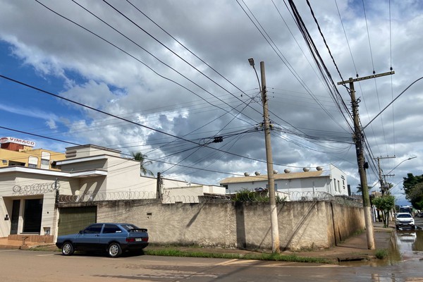 Fiação fica baixa após passagem de carreta e oferece risco a pedestres e motociclistas em Patos de Minas