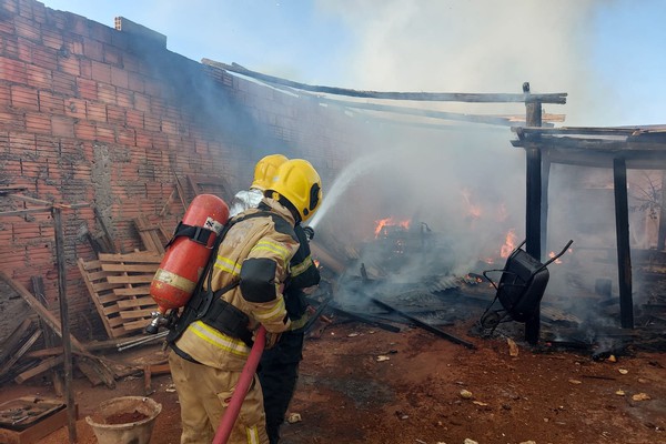 Crianças ateiam fogo em colchão e chamas destroem barracão no fundo de uma casa, em Patrocínio