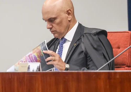 Moraes dá 24 horas para Bolsonaro explicar arma apreendida em blitz