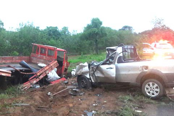 Mulher de 31 anos morre em grave acidente entre pick up e caminhão na MG410