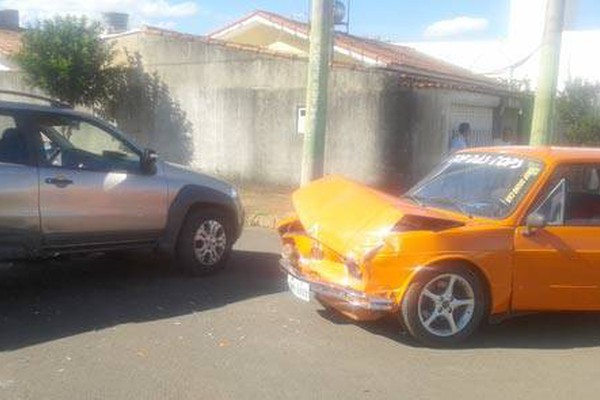 Motorista avança cruzamento sem placa e causa acidente no Bairro Gramado