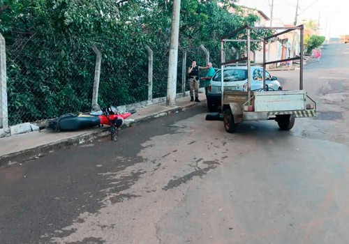 Vídeo mostra carro batendo em motociclista e o arremessando contra ciclista