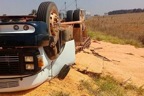 Caminhão carregado com milho tomba na MG 230 e motorista morre ao ficar preso às ferragens