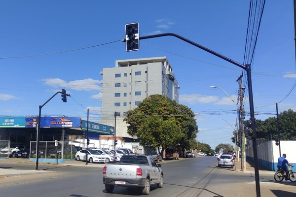 Prefeitura faz mudanças no trânsito e moderniza semáforos com botão para pedestre