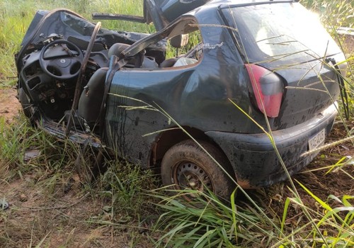 Veículo bate de frente com ônibus de passageiros na BR-365 e deixa motorista gravemente ferido