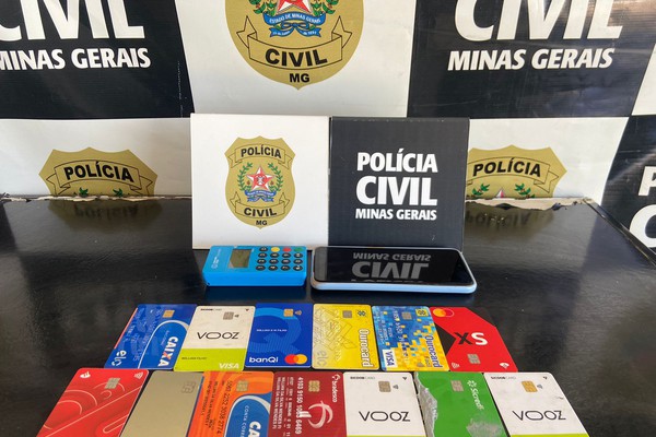 Polícia Civil apreende celular, chips e diversos cartões em casa de suspeito de aplicar golpes na cidade