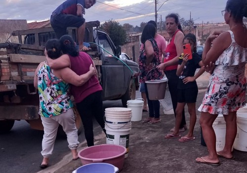 Moradores buscam água no balde e continuam de torneiras vazias após cinco dias de transtornos