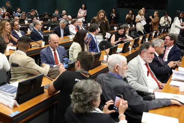 Pedido de vista adia votação da PEC do fim da 6x1 na CCJ da Câmara