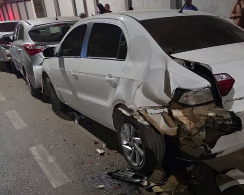 Após beber caixas de cerveja, motorista atinge carro estacionado e, por efeito dominó, mais 2 veículos em Patos de Minas