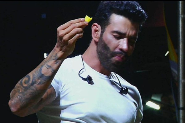 Gusttavo Lima toma cachaça e tira gosto com manga e sal na Fenamilho 2025; veja ao vivo