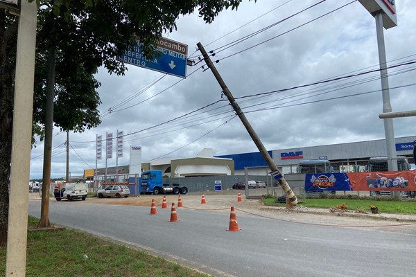 Atenção! Av. JK é interditada para substituição de poste de energia na entrada de Patos de Minas