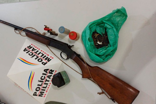 PM vai em busca de foragido da justiça em Serra do Salitre e prende homem por posse ilegal de arma de fogo