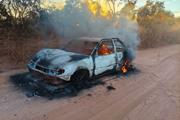 Carro é destruído por incêndio e mobiliza Corpo de Bombeiros na Estrada dos 30 Paus, em Patos de Minas