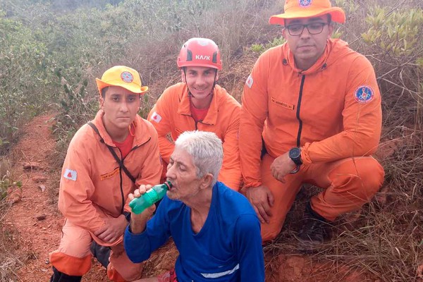 Corpo de Bombeiros e moradores encontram idoso que estava desaparecido em área de mata