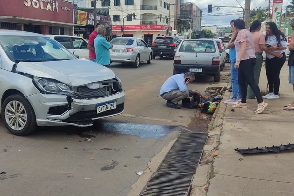 Motociclista fica ferido depois de bater em carro que ia entrar em farmácia na Avenida Brasil