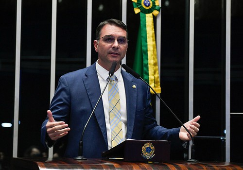 Flávio Bolsonaro confirma visita a Patos de Minas nesta quarta-feira e participação na Fenamilho 2026