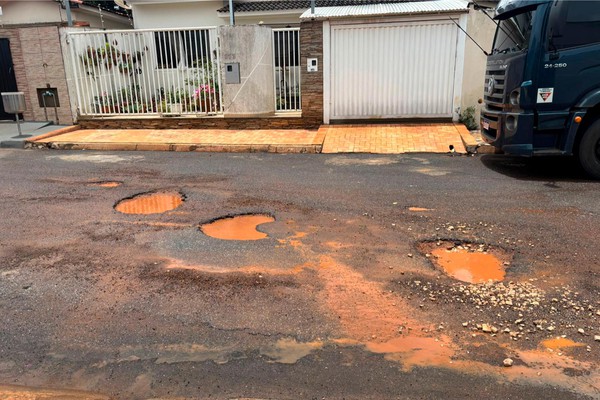 Moradora reclama dos transtornos causados por buracos em rua de Patos de Minas