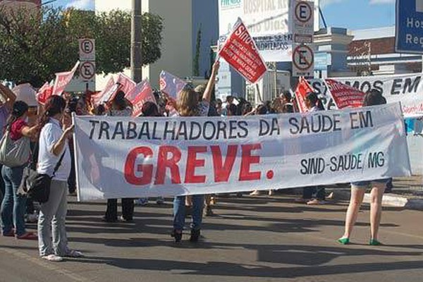 Sem aumento, servidores do Regional entram em greve e fazem protesto