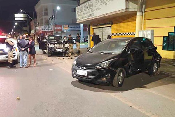 Condutores embriagados provocam acidente com 5 veículos após avanço de sinal 