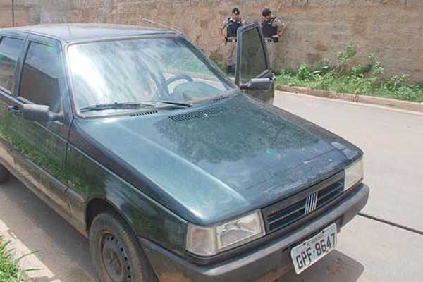 Moradores denunciam e carro furtado em Uberlândia é apreendido no Vila Rosa