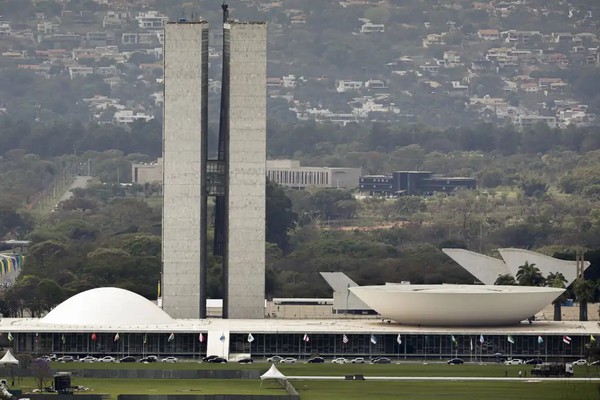 Lula sanciona, com vetos, reajuste salarial para cargos do Legislativo