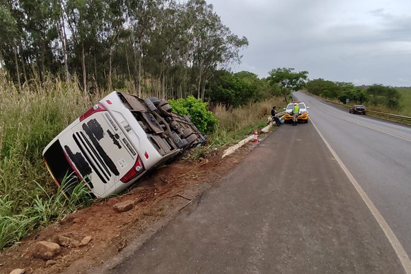 Ônibus de aplicativo com 27 passageiros tomba e deixa feridos na BR352 em Patos de Minas