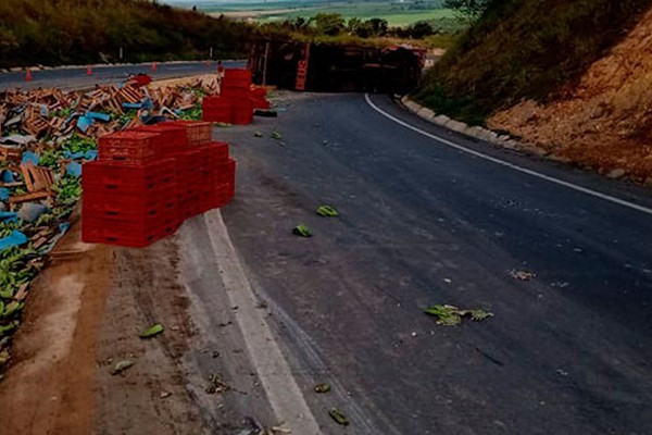 Pais e criança ficam feridos após caminhão de banana tombar na BR146, em Serra do Salitre