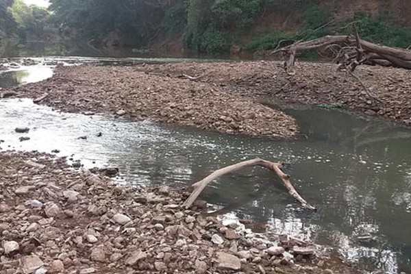Rio Paranaíba volta a sofrer com a estiagem e a poluição provocada pela descarga de esgoto
