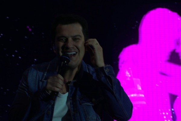 Hugo e Guilherme cantam “Mágica” e põem público para cantar na Fenamilho 2026; veja ao vivo