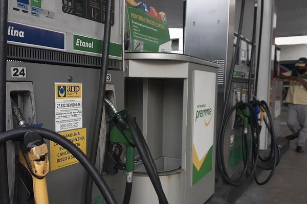 Preço do litro da gasolina varia de R$ 5,35 até R$ 5,93 nos postos de combustíveis da cidade