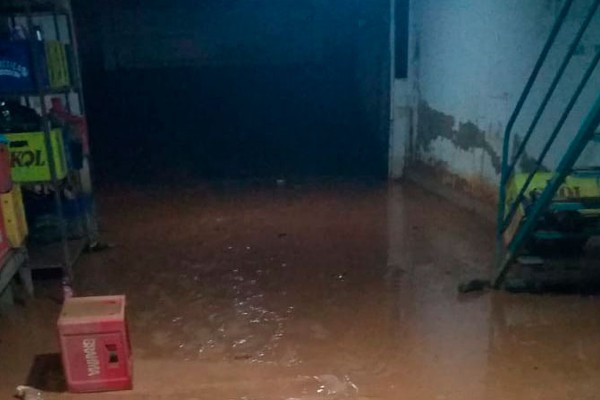 Lama invade casa, quebra porta, inunda piscina e deixa moradores revoltados em Patos de Minas