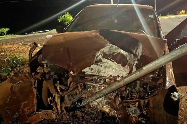 Motorista perde o controle, arranca poste e placa de trânsito na avenida Marabá e foge a pé