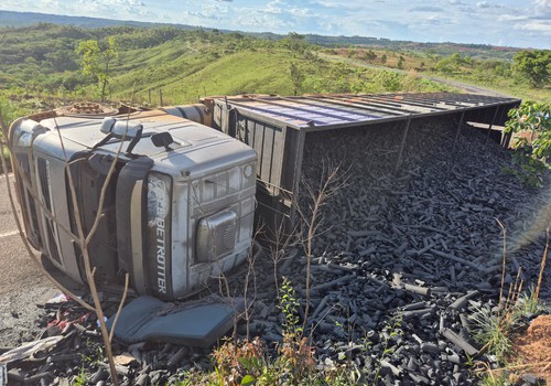 Carreta carregada de carvão tomba na MG 188 e motorista fica ferido, em Coromandel