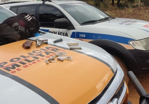 Polícia encontra mochila com arma e drogas no local onde motorista tentou fugir