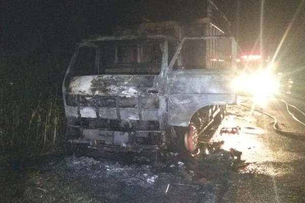 Caminhão pega fogo na MGC 354 e fica com a cabine destruída, em Patos de Minas