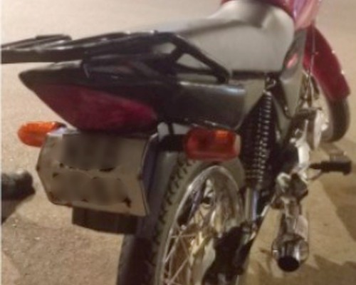Jovem é preso após empinar moto com placa dobrada e circular em alta velocidade na Rua Major Gote