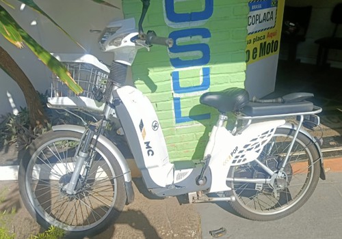 Condutora fica ferida em acidente entre bicicleta elétrica e carro na rua Major Gote