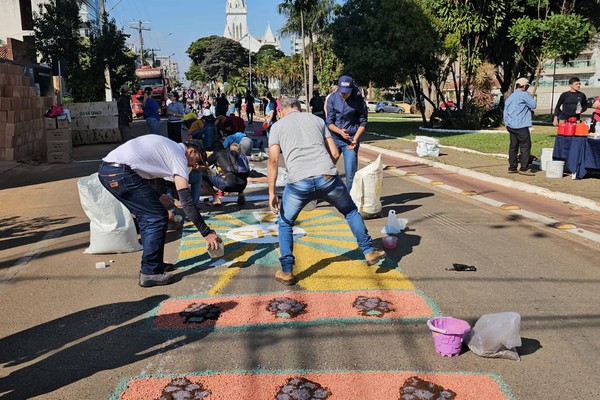 Arte e devoção: fiéis dão vida aos tapetes de Corpus Christi nas ruas de Patos de Minas