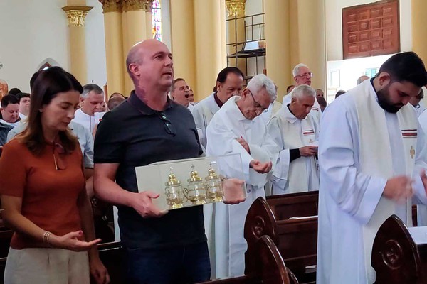 Missa do Crisma reúne centenas de fiéis e párocos de toda a região em Patos de Minas