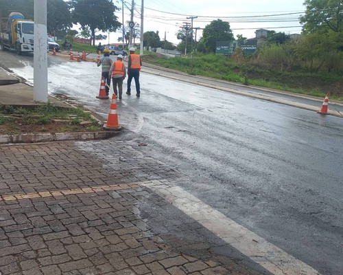 Produto usado em obra deixa asfalto escorregadio e provoca queda de motociclistas e batida na Avenida Brasil